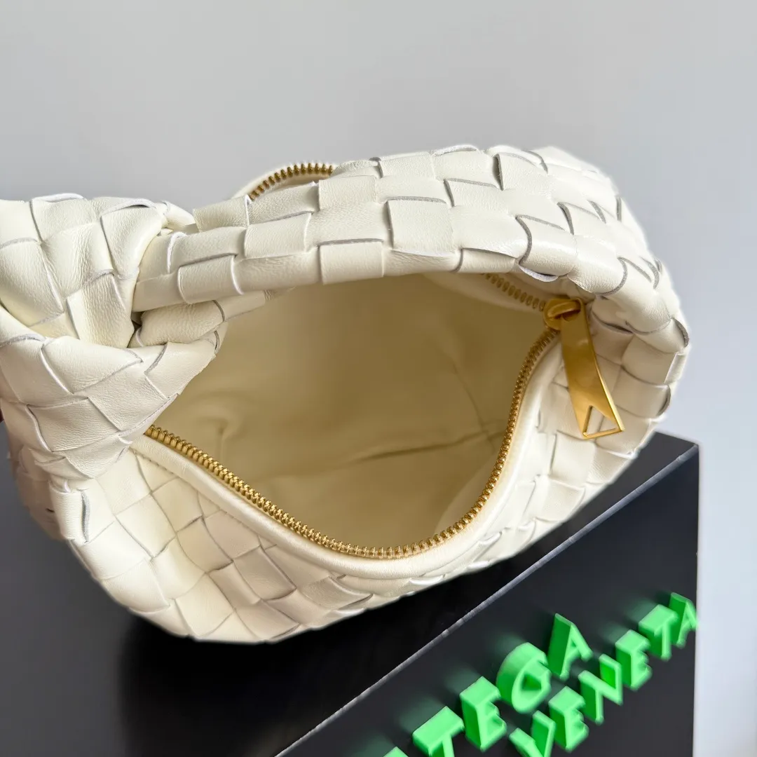 Batch 1120 Bottega veneta͙.——The latest woven knotted hobo🔥 The top-grade lambskin leather is very soft, the bag shape is unique, practical and durable. It retains the traditional woven elements while being a little more flamboyant ~ Made of hand-woven sheepskin, zipper opening and closing, curved seamless structure, effortless to match. Highly recommended⚠️⚠️⚠️ The highest-end in the market🌈 Welcome to compare [all shipped from the factory with a full set of packaging] size: 26x13x8.5cm.    Model: 651876